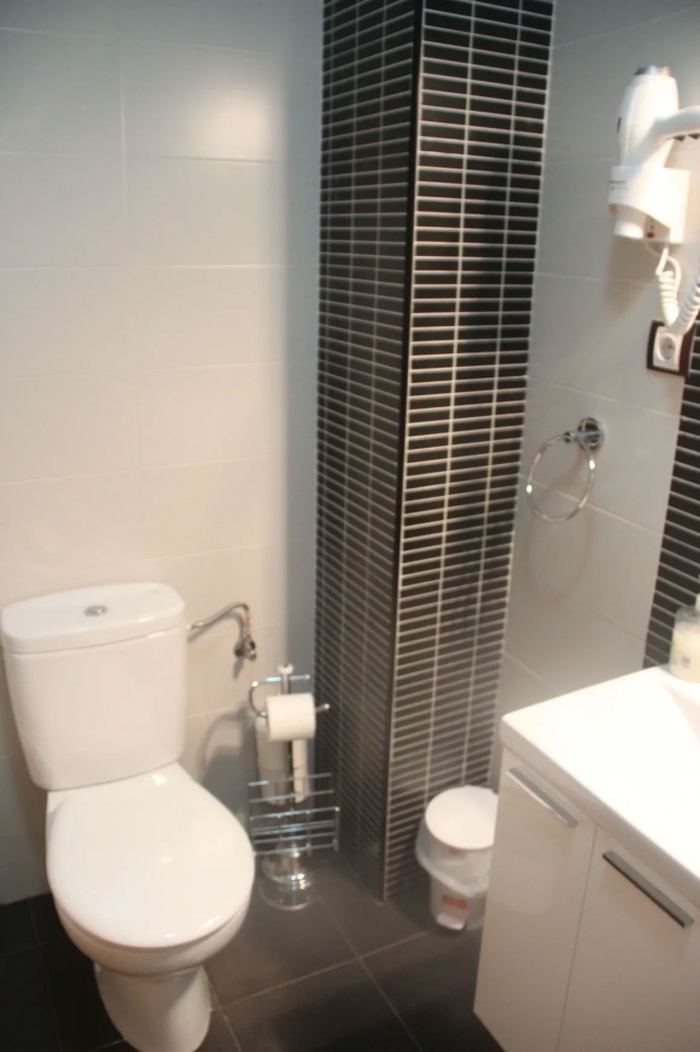 Marron con sanitarios