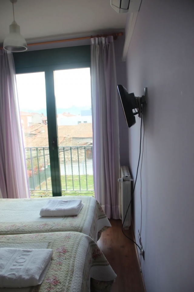 Morada con camas y tele