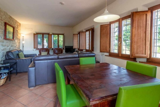 Sala amplia con mesa