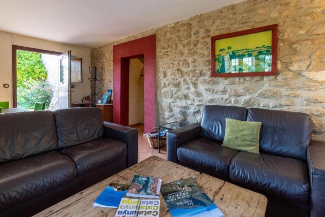 Sala amplia y salida