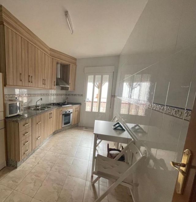 Cocina con mesa auxiliar