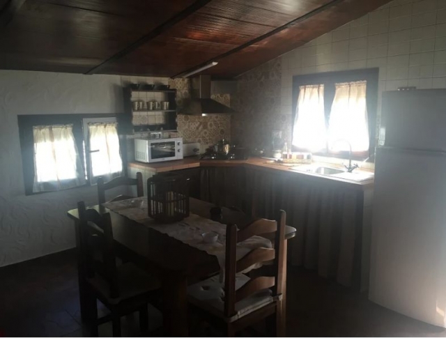 Cocina con mesa amplia y robusta