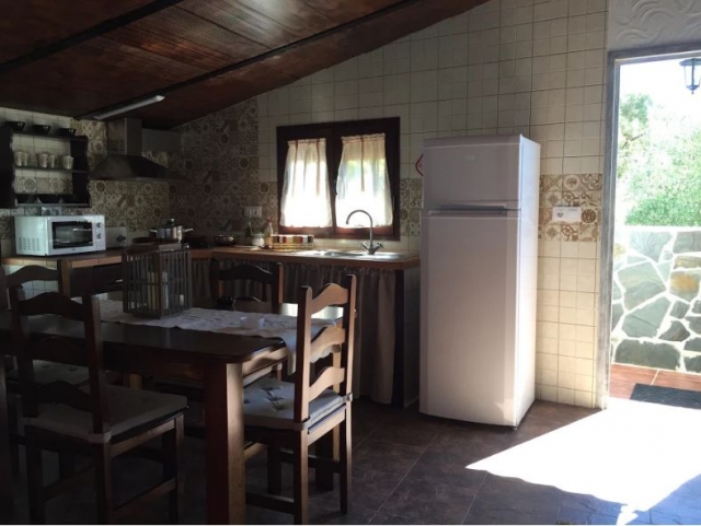 Cocina con mesa de comedor a la entrada