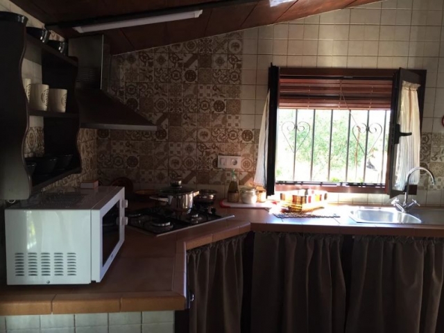 Cocina con ventana y microondas