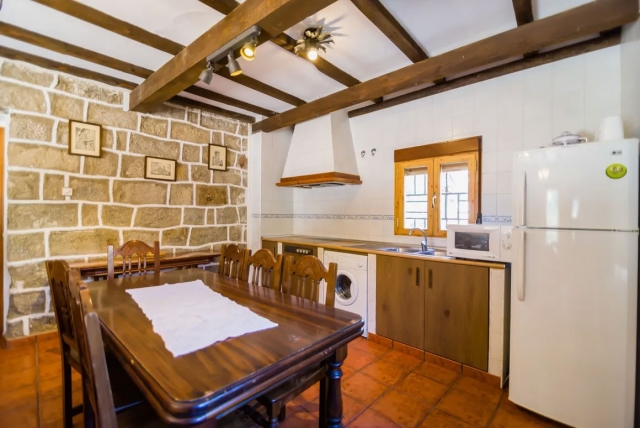 Cocina comedor con mesa