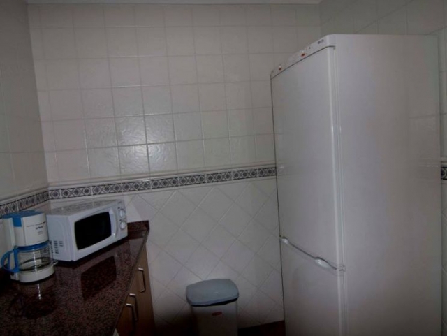 Cocina con nevera y encimera