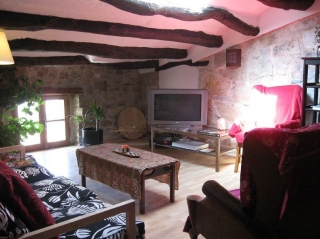 Sala de estar y comedor con televisor