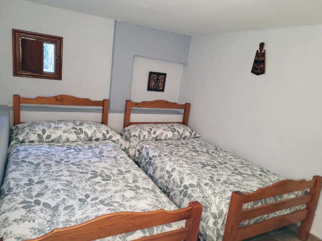 Dormitorio con dos camas indiv
