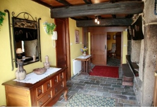 Entrada a la casa con vigas de madera