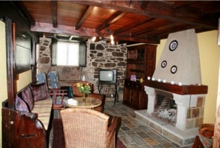 Sala de estar con bancos de madera