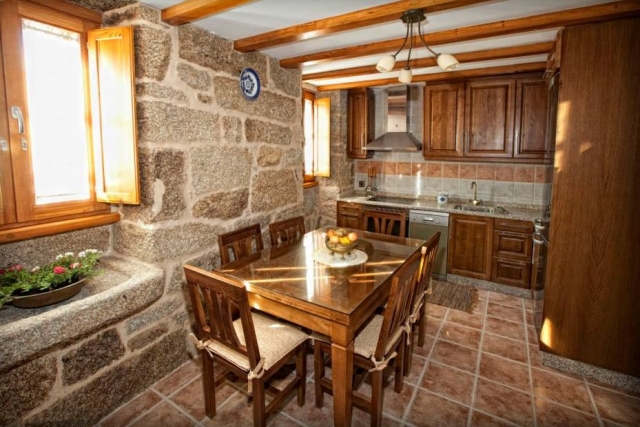 Cocina con todo el equipamiento en madera