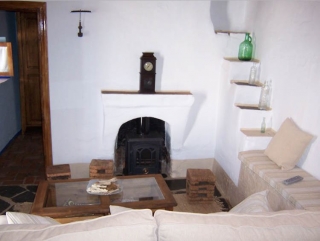 Sala de estar con estufa en el frontal