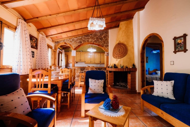 Sala amplia con chimenea