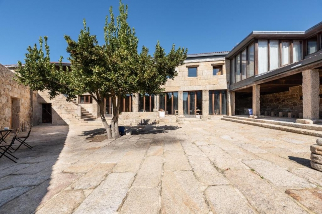 Amplio patio a la entrada