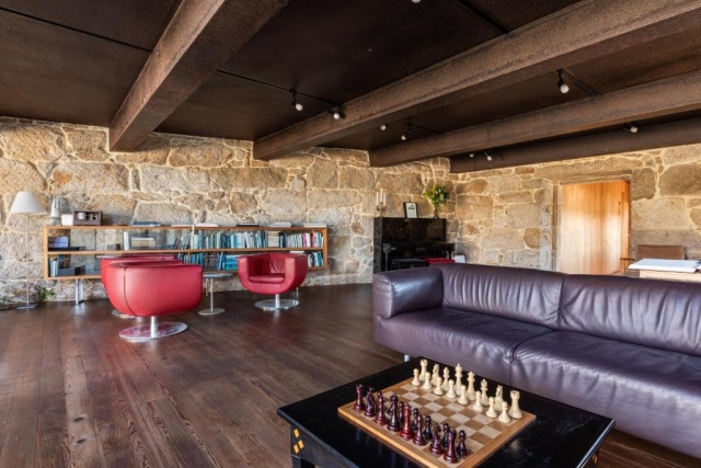 Sala amplia con juegos 