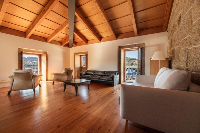 Sala amplia con sillones