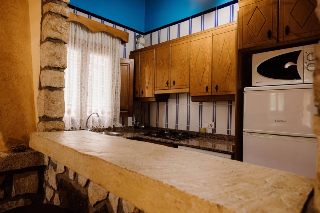 Cocina con barra y nevera