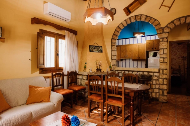 Sala amplia con chimenea
