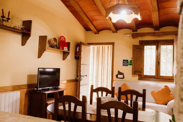 Sala de estar con mesa