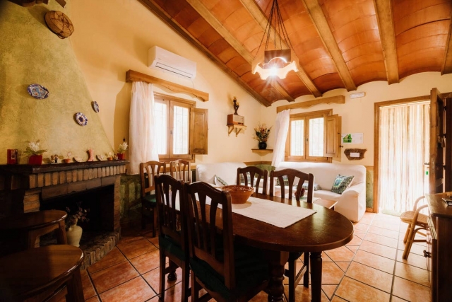 Sala agradable con mesa