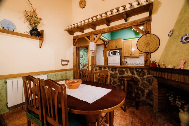 Sala de estar con mesa 