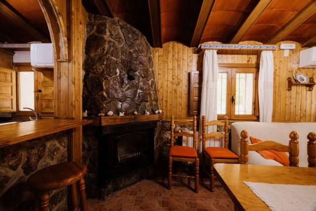Sala amplia con la chimenea