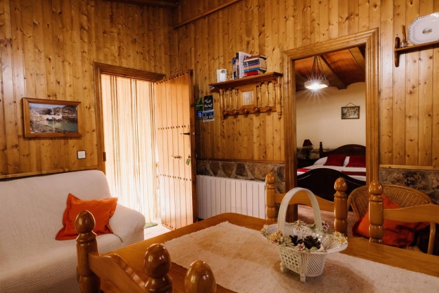 Sala de estar con mesa