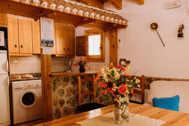 Cocina y mesa de comedor