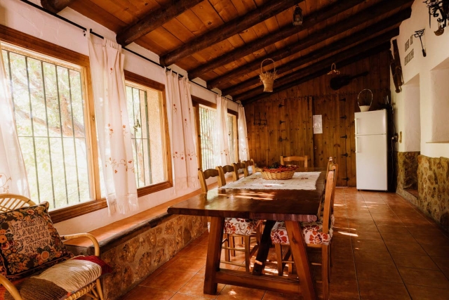 Sala exterior con mesa