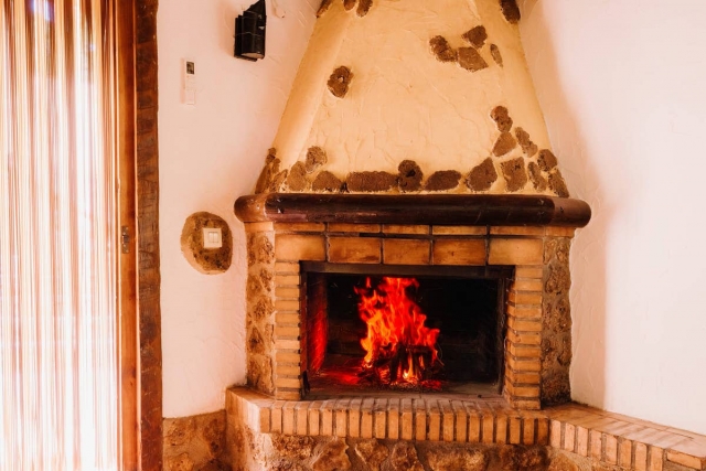Sala exterior y chimenea 