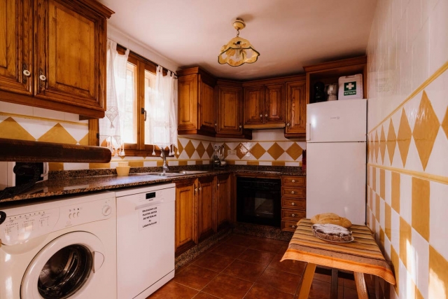 Cocina amplia con armarios