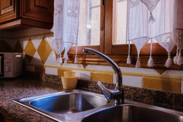 Cocina con pila y ventana