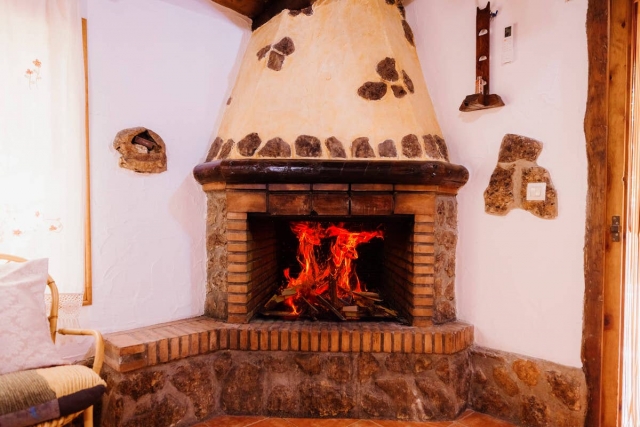 Sala amplia con chimenea