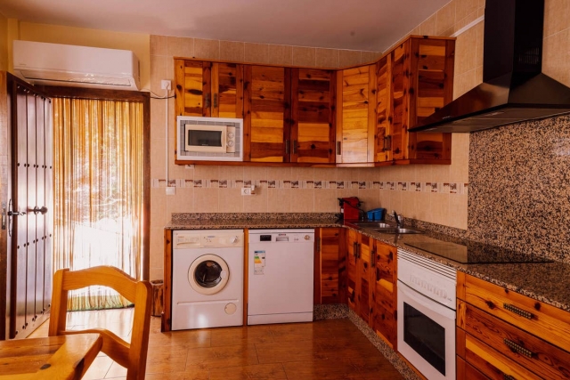 Cocina con mesa de madera