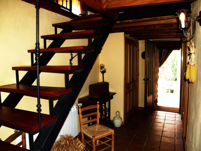 Interior con escaleras