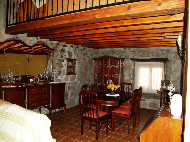 Sala de estar con mesa 