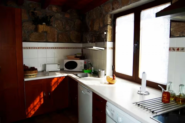 Cocina amplia con ventana