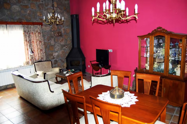 Sala amplia con chimenea