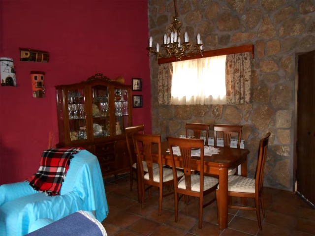Sala de estar con mesa
