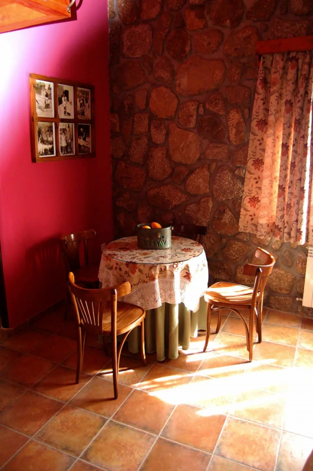 Sala de estar con mesa