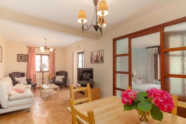 Sala amplia con mesa