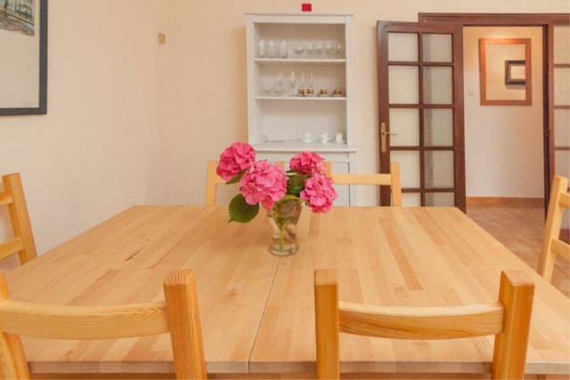 Sala amplia con mesa