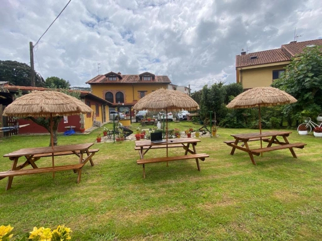 Amplios jardines con mesas