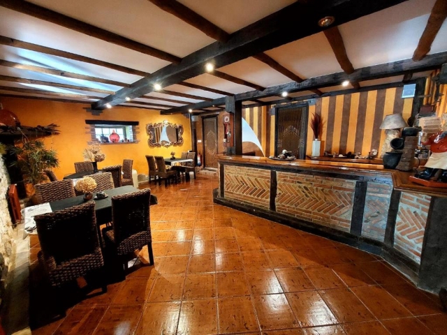 Bar con varias mesas 