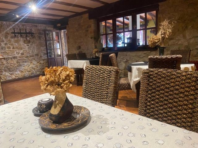 Bar con zona de mesas