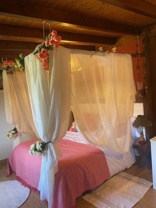 Dormitorio con dosel y telas