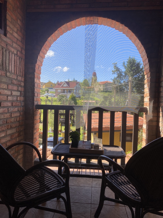 Dormitorio con una terraza