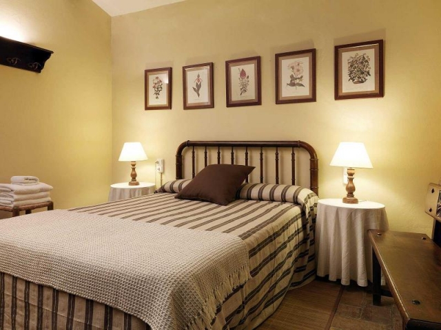 Dormitorio con cama de matrimonio