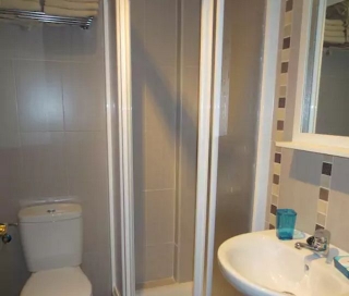 Bajo A Dormitorio doble y aseo