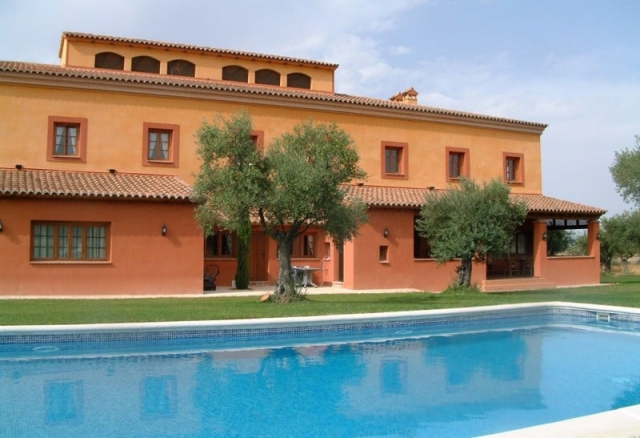 Acceso a la casa con piscina